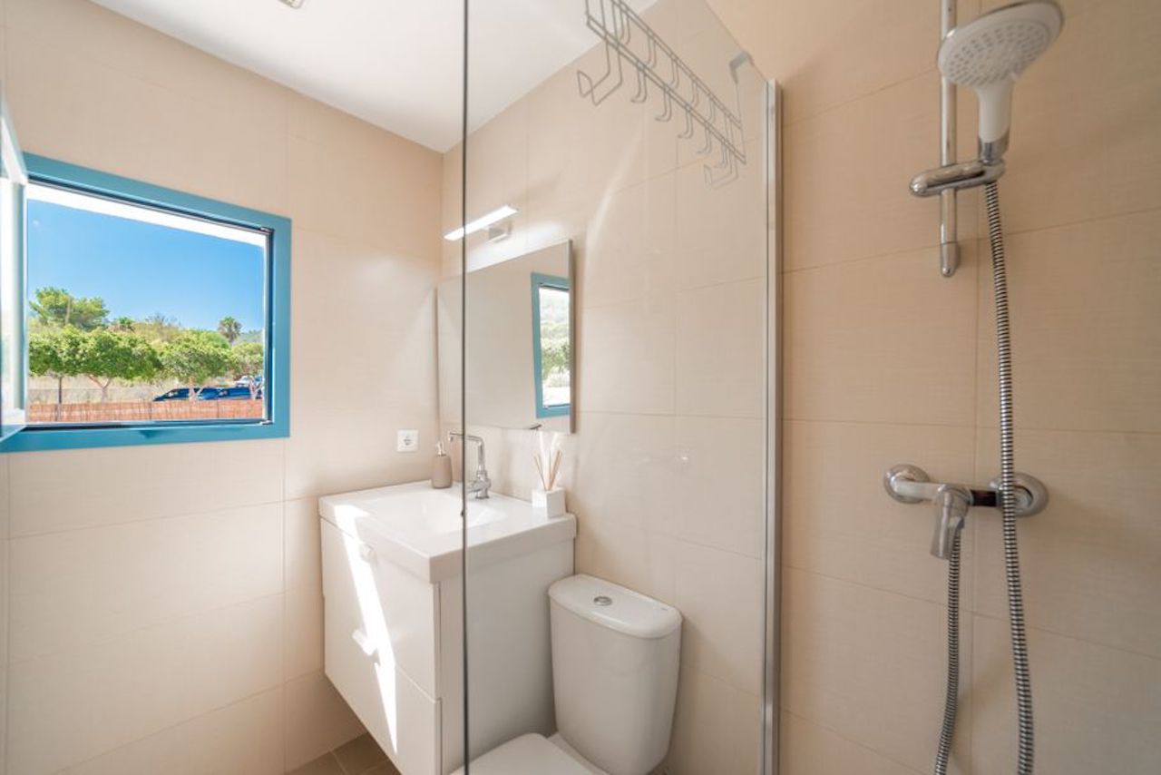 Resa estates ibiza huis huren cala tarida bathroom 1.jpg